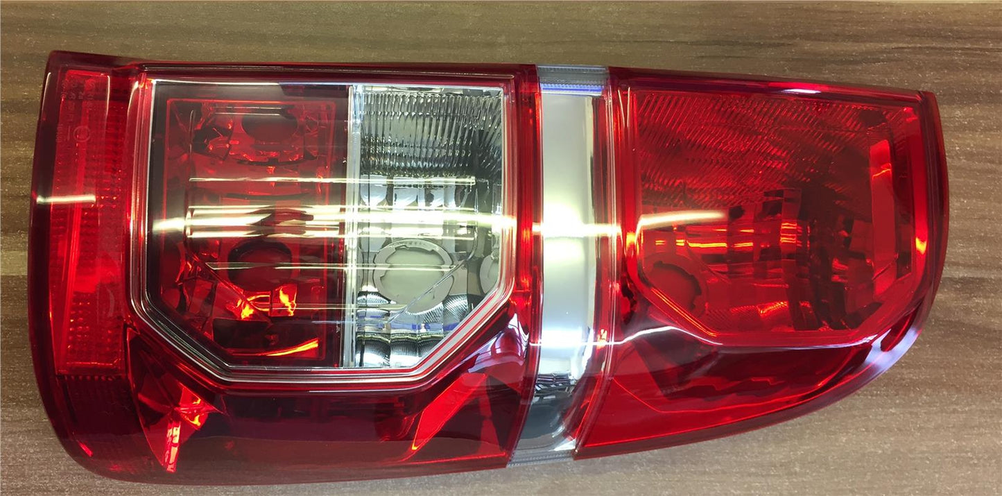 TOYOTA HI LUX 2012 -2016 REAR LIGHT RIGHT DRIVER SIDE UK SPEC RED FOG TYPE